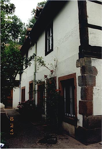 Ancien corps de logis. Vue de l'élévation ouest depuis le sud.