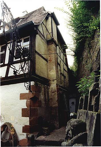 Ancien corps de logis. Vue de l'élévation nord et vue partielle de l'élévation est.