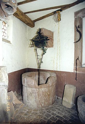 Ancien corps de logis. Vue du puits à potence contre le mur est (au revers de la cuisine).