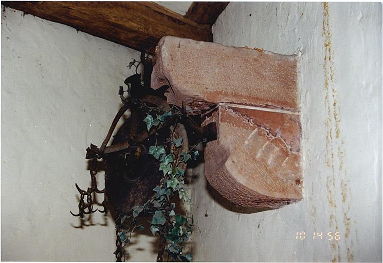 Ancien corps de logis. Potence du puits sur le mur est (au revers de la cuisine).