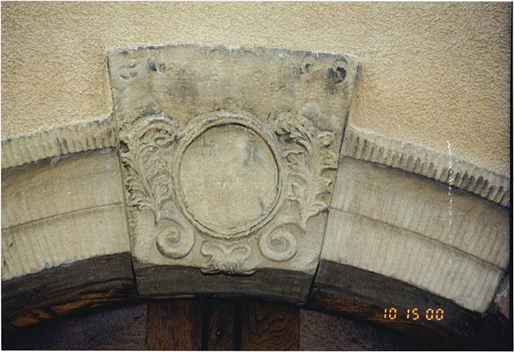 Détail de la clef de cintre de la porte (AA) réemployée, 3, rue de l'Etoile, avec date 1709 (?).