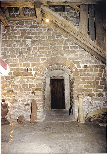 Rez-de-chaussée de la tour occidentale, vue vers l'est avec porte vers le bas-côté sud.