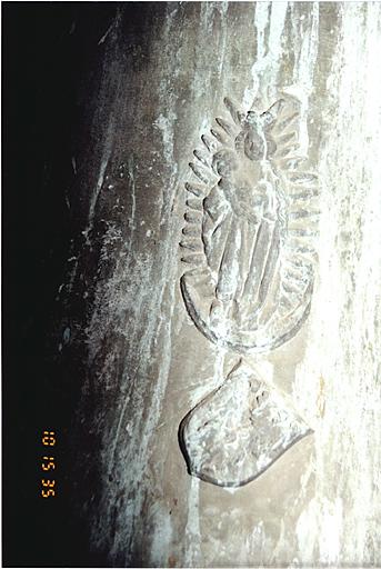 Détail du flanc avec relief de la Vierge à l'Enfant et écu d'Antoine de Linange, prieur de Saint-Pantaléon.