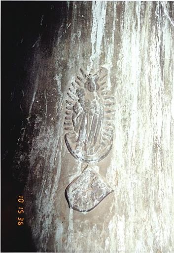 Détail de la panse avec relief de la Vierge à l'Enfant et écu d'Antoine de Linange, prieur de Saint-Pantaléon.