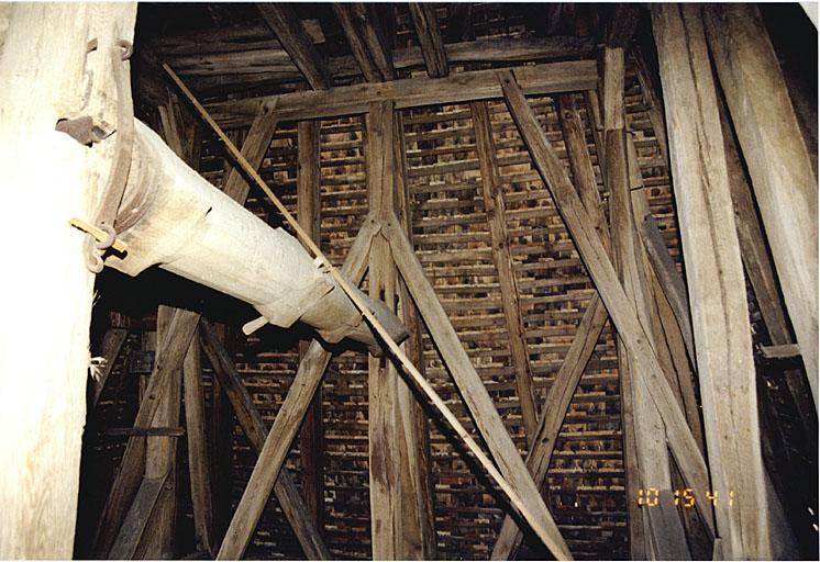 Tour occidentale, niveau de la charpente au-dessus de la chambre des cloches, vue partielle avec treuil ancien, en place, ayant permis de monter la cloche de 1466.