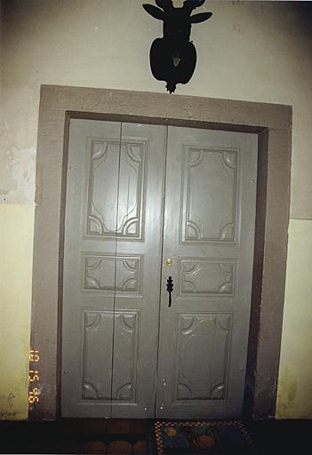 Porte au rez-de-chaussée, dans le vestibule.