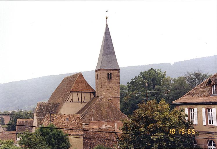 Vue depuis l'est avec la tour, le toit de la nef à demi-croupe et le toit du choeur.