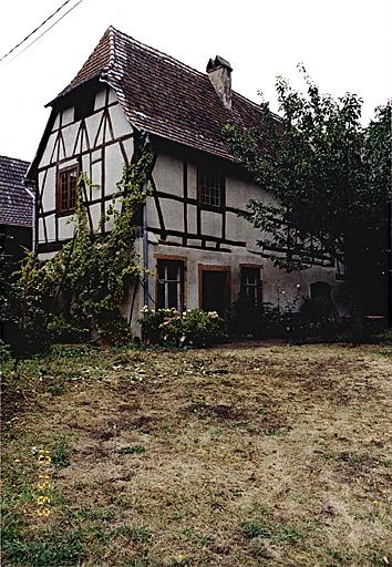 Vue d'ensemble des élévations sud et est du corps de bâtiment sud, depuis le jardin de l'hôtel de Neubeck.