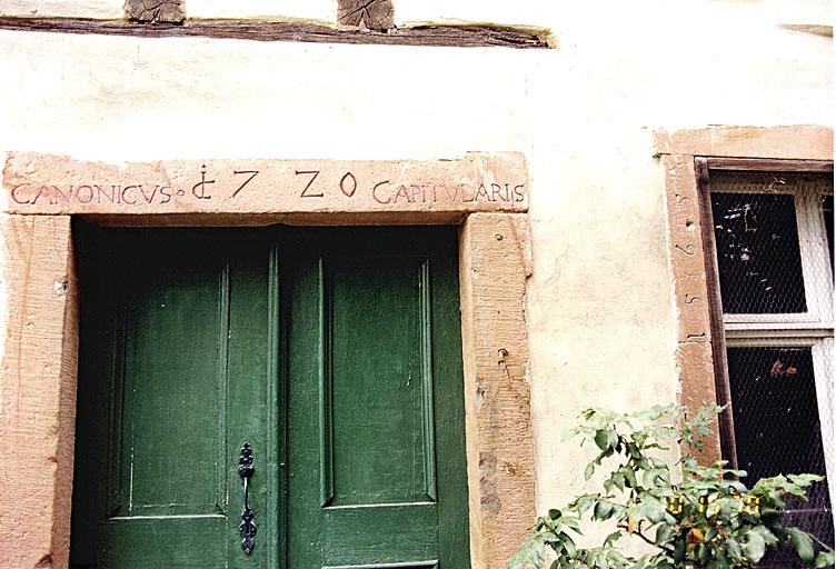 Elévation est du corps de bâtiment sud. Détail de la porte datée de 1720 et de la fenêtre avec remploi d'un fragment de linteau (?), daté 1565.