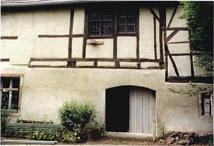 Vue partielle de l'extrémité nord du corps de bâtiment sud et du mur pignon est du corps de bâtiment nord.