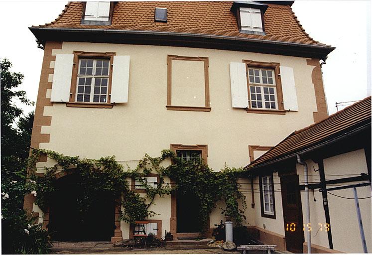 Vue du corps de logis depuis l'ouest, dans la cour.