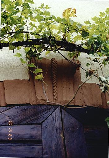 Porte ouest de la cave haute, détail de la clé de cintre.