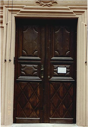 Vue des vantaux de la porte d'entrée de 1728.