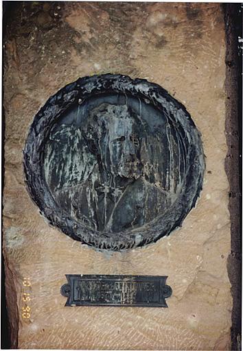 Monument commémoratif (R) de Joseph von Stichaner. rue du Général-Leclerc. Détail du médaillon dû à Alfred Marzolff, fin du 19e siècle ou début du 20e siècle.