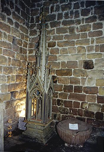 Vue de la niche conservée au rez-de-chaussée de la tour romane, provenant probablement du retable de l'autel.