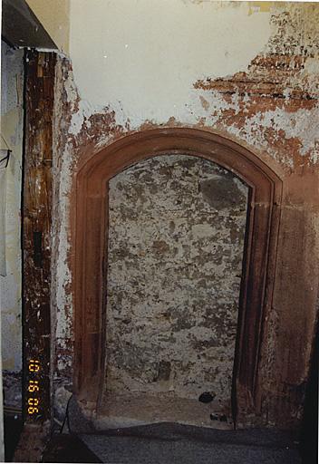 Porte située au 1er étage, dans le mur ouest et traces de décor peint.