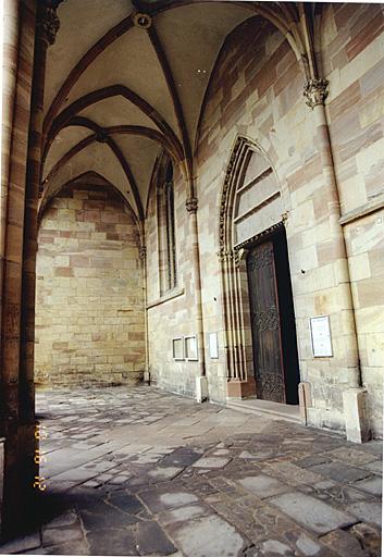 Vue depuis l'est du porche avec porte d'entrée principale.