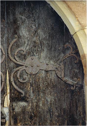 Porte nord de la tour occidentale romane. Vue de la fausse penture supérieure, côté droit.