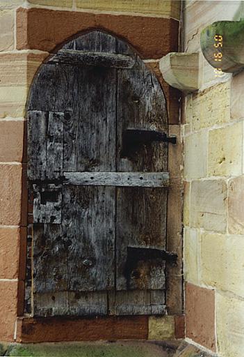 Porte d'accès extérieure à la tourelle d'escalier contre la façade occidentale de la nef.