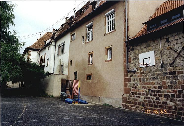 Elévation ouest de l'aile ouest (3 et 5), vers l'angle sud-ouest de l'aile nord (7 et 9 rue des Augustins).