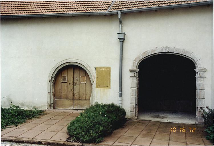 Maison 4, quai Anselmann, portes dans la cour, derrière celle de gauche subsisterait une cave voûtée.