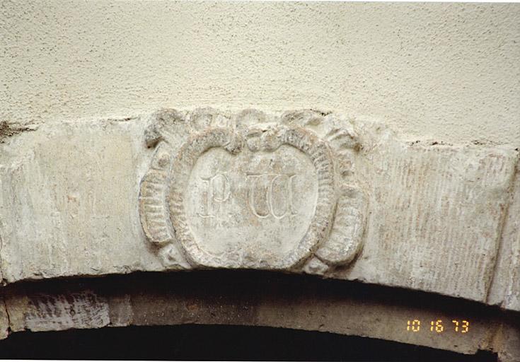 Maison 4, quai Anselmann, détail du cartouche sur une porte dans la cour dans lequel Paul Westercamp a fait ajouter ses initiales à la fin du 19e siècle.