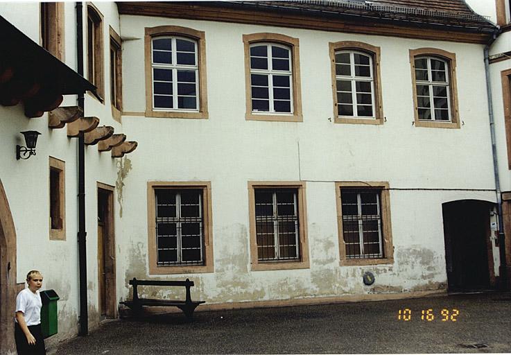 Ancienne aile ou dépendance, en retour sur l'élévation postérieure.