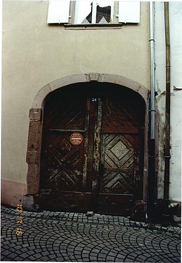 Vue de la porte charretière du passage d'entrée, datée 1726.