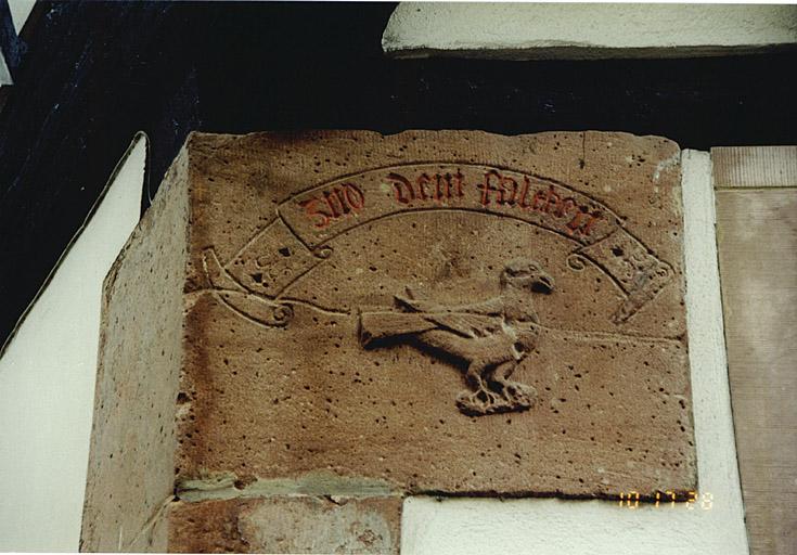 Détail de la chaîne d'angle avec le faucon et le nom de la maison.