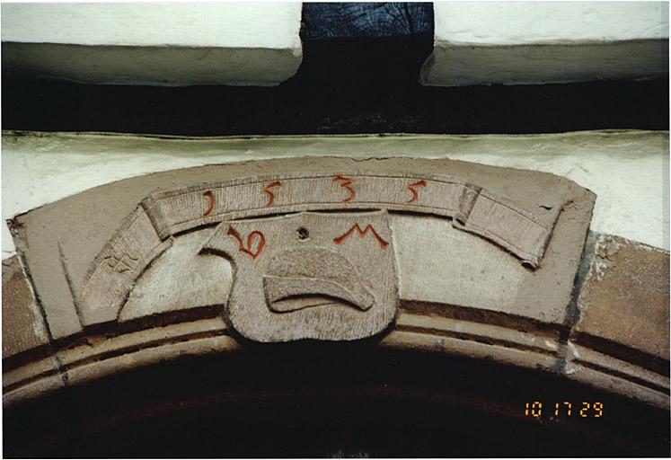 Détail de la grande porte avec initiales de Valentin Mutzler et date 1535.
