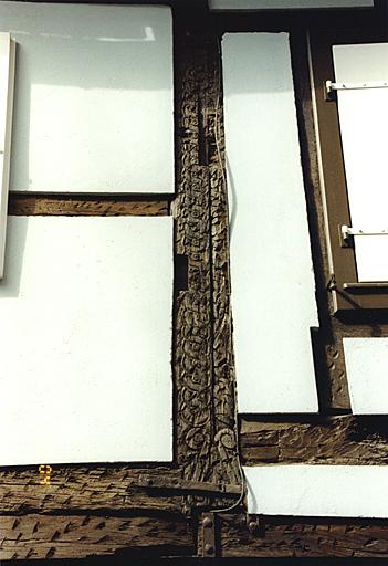Maison 9, rue du Sel, détail du poteau sculpté du 17e siècle (?).