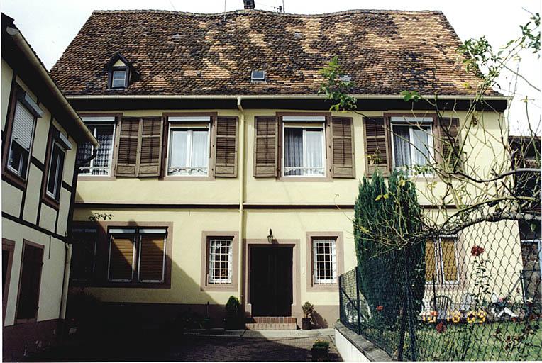 Vue d'ensemble du corps de logis, au fond de la cour.