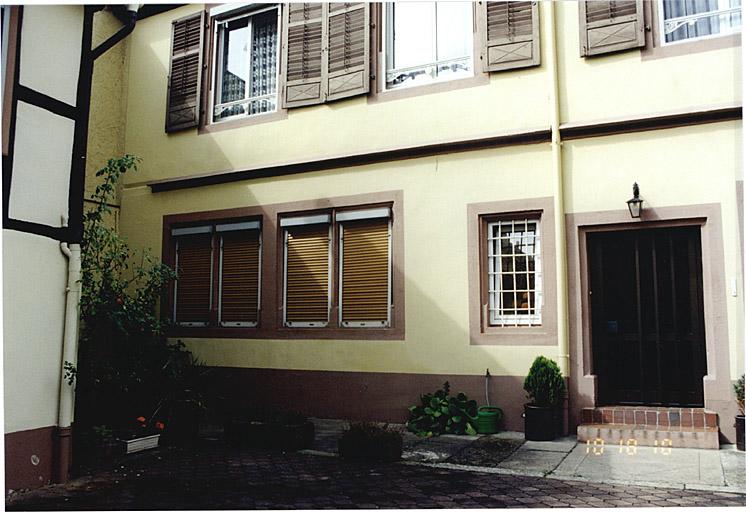 Vue partielle de la façade est du corps de logis.