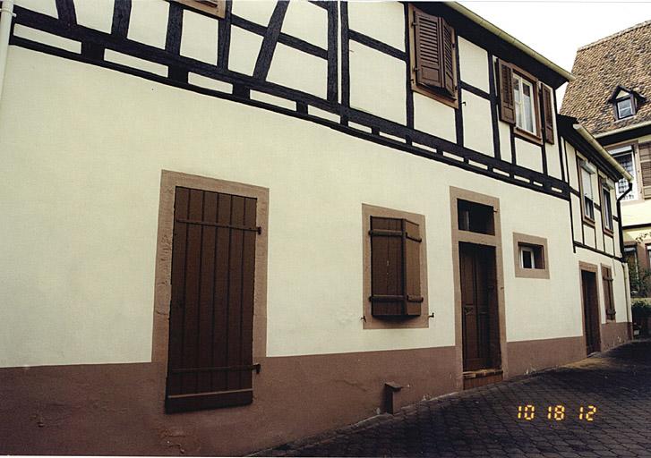 Vue partielle de la dépendance, depuis la cour.