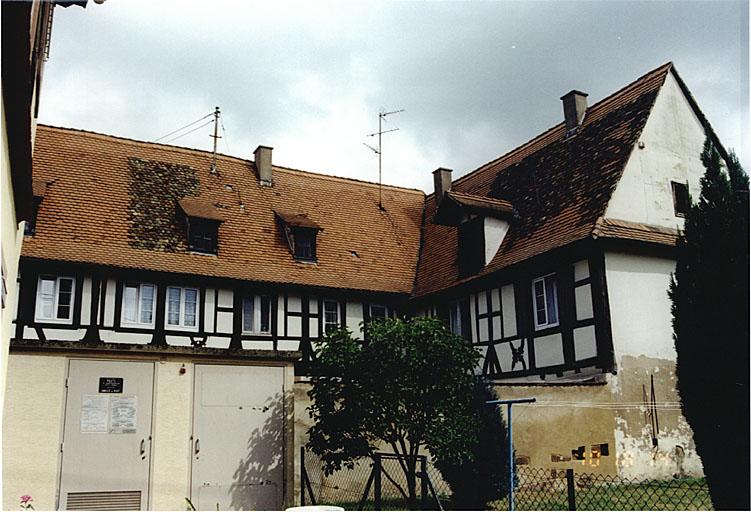 Vue partielle de l'élévation sud de l'aile sur la rue des Cordonniers et vues partielles des élévations ouest et sud de l'aile sur la rue du Sel, depuis la cour d'une maison voisine.