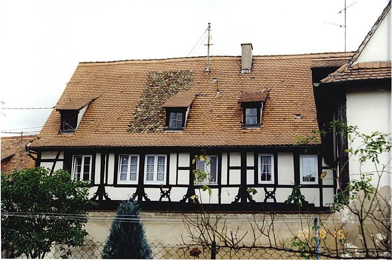 Vue partielle de l'élévation sud de l'aile sur la rue des Cordonniers et vue partielle de l'élévation sud de l'aile sur la rue du Sel, depuis la cour d'une maison voisine.