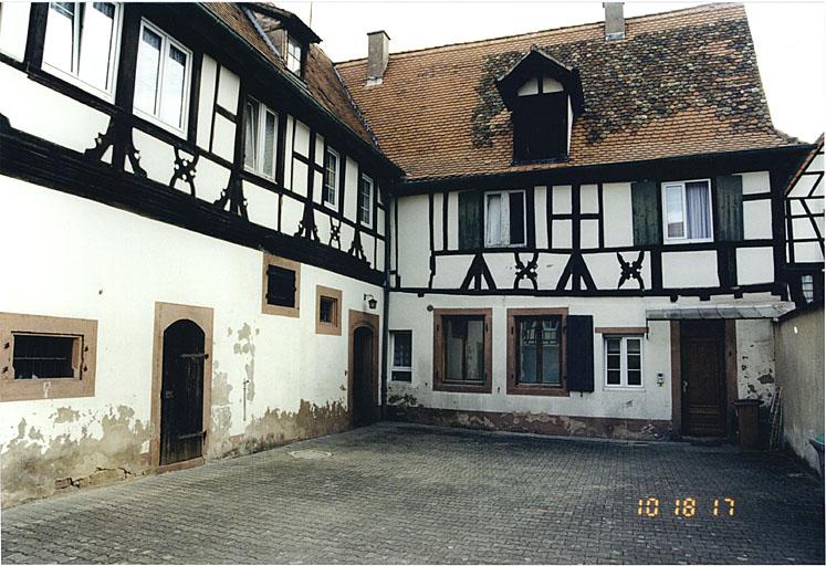 Vue partielle de l'élévation sud de l'aile sur la rue des Cordonniers et vue d'ensemble de l'élévation ouest de l'aile sur la rue du Sel.