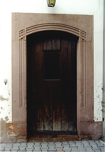 Elévation sud de l'aile sur la rue des Cordonniers. Porte arrière du couloir transversal.