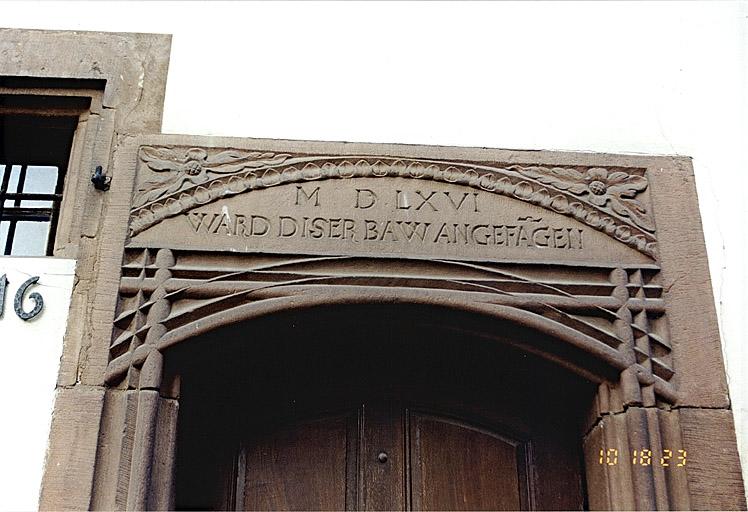 Détail de la porte d'entrée, datée 1566, dans l'élévation rue des Cordonniers.