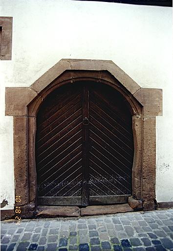 Porte de cave haute dans l'élévation rue des Cordonniers.