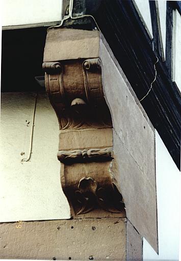 Corbeau de l'encorbellement à l'angle des 2 rues.