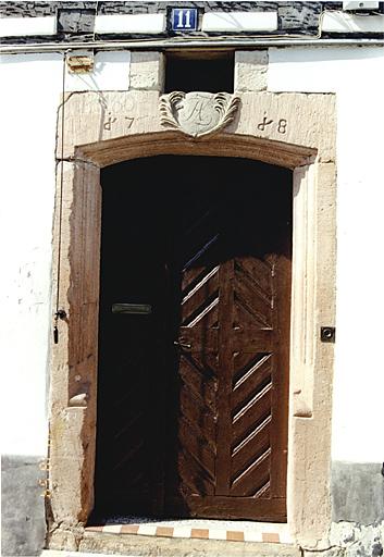 Maison 11, rue des Cordonniers, porte datée 1718.