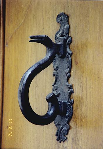 Poignée ancienne sur la porte d'entrée.