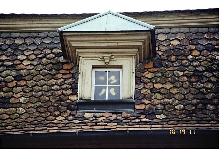 Maison No 5. Vue d'une lucarne.