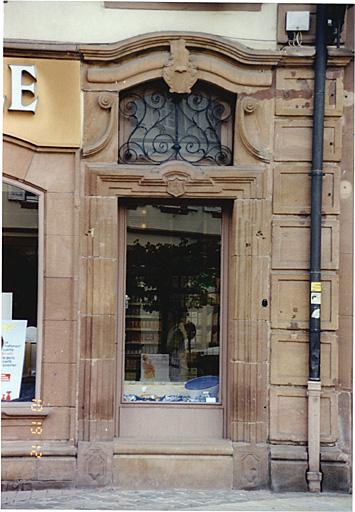 Maison No 5. Vue de l'ancienne porte d'entrée.