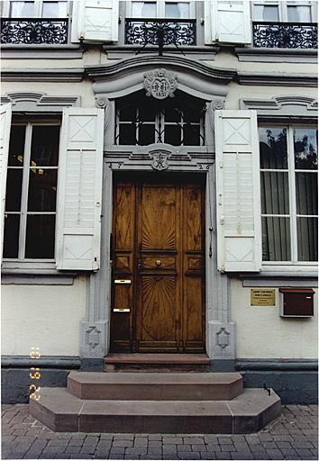 Maison No 3. Vue de la porte d'entrée, datée de 1726.