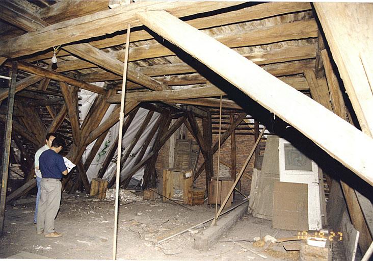 Maison No 5. Vue partielle de la charpente au niveau du brisis, vers la maison No 3.