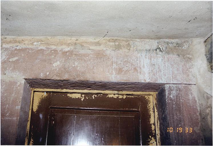 Vue de la première porte à droite dans le vestibule, avec inscription : RENOVIERT D/27T MARTY 1787, sur le linteau.
