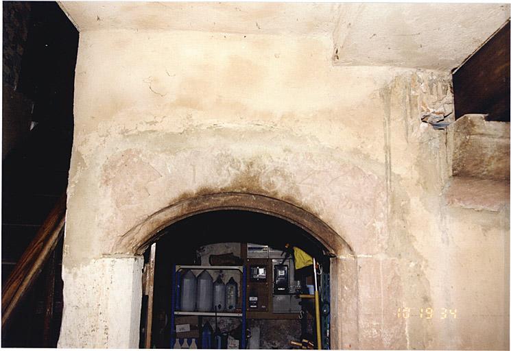 Vue de la deuxième porte à droite dans le vestibule, avant l'escalier, avec inscription 1564 et 2 écus.
