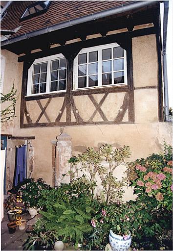 Vue de l'annexe accolée à l'arrière de la maison. Elévation sur cour avec ancienne loggia (?).